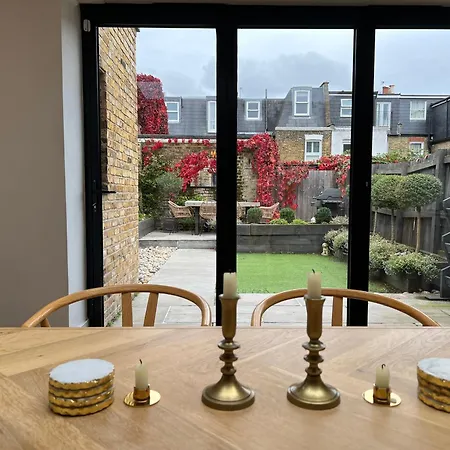 Gorgeous 3 Bedroom In Quaint Southfields