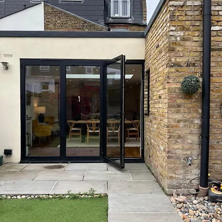 Gorgeous 3 Bedroom In Quaint Southfields Apartment