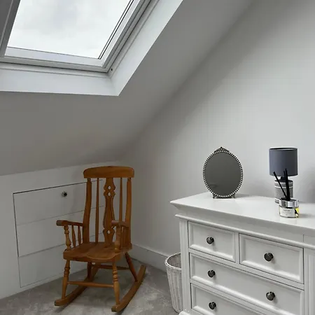 Gorgeous 3 Bedroom In Quaint Southfields Apartment London