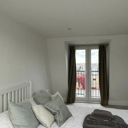 Gorgeous 3 Bedroom In Quaint Southfields Apartment *