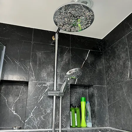 Gorgeous 3 Bedroom In Quaint Southfields Apartment London