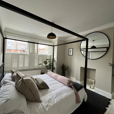 Gorgeous 3 Bedroom In Quaint Southfields * London