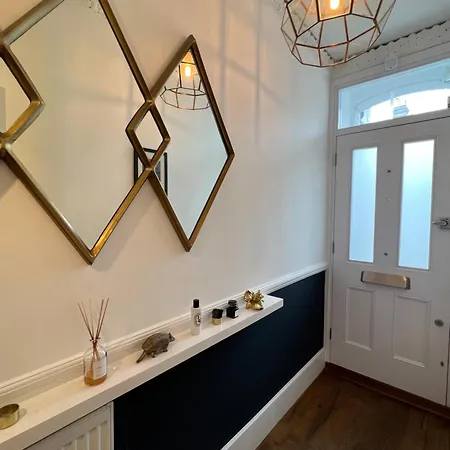 Gorgeous 3 Bedroom In Quaint Southfields London