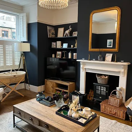 Gorgeous 3 Bedroom In Quaint Southfields Apartment London