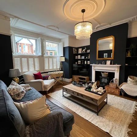Gorgeous 3 Bedroom In Quaint Southfields * London