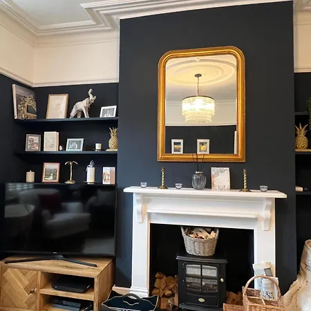 Gorgeous 3 Bedroom In Quaint Southfields Apartment London