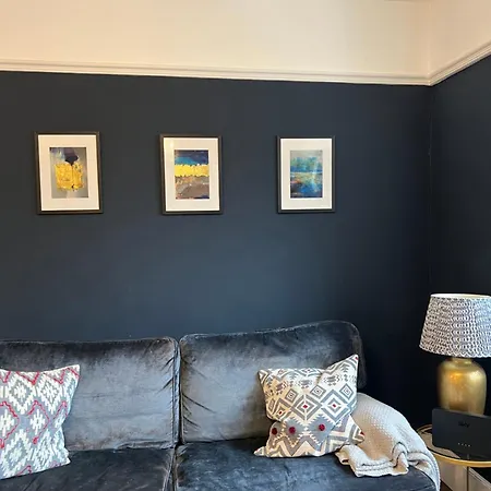 Gorgeous 3 Bedroom In Quaint Southfields Apartment London