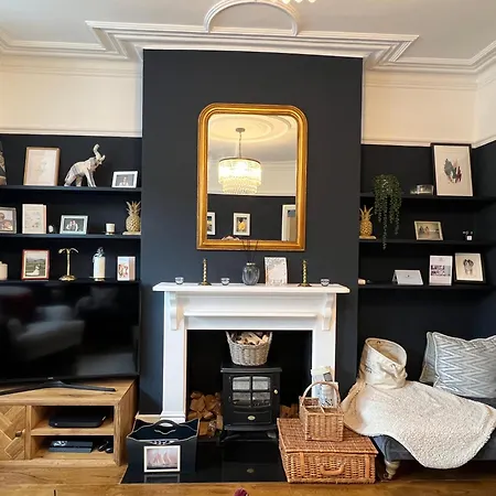 Gorgeous 3 Bedroom In Quaint Southfields Apartment London