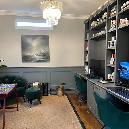 Gorgeous 3 Bedroom In Quaint Southfields *