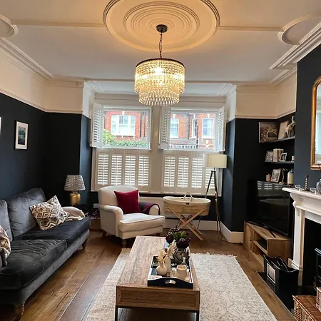 Gorgeous 3 Bedroom In Quaint Southfields * London