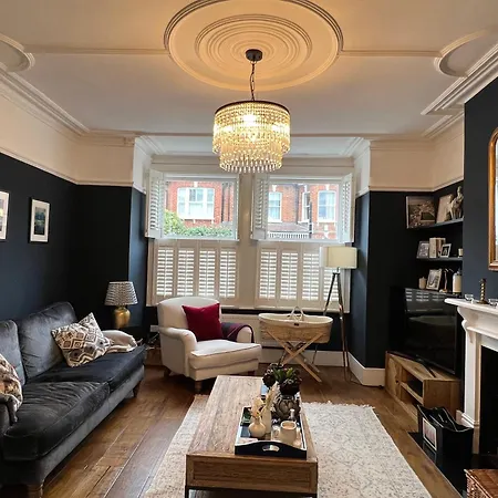 Gorgeous 3 Bedroom In Quaint Southfields Apartment London