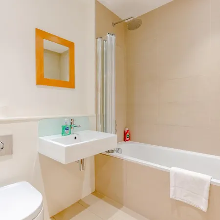 Spacious And 3 Bedroom House In Paddington Apartment London