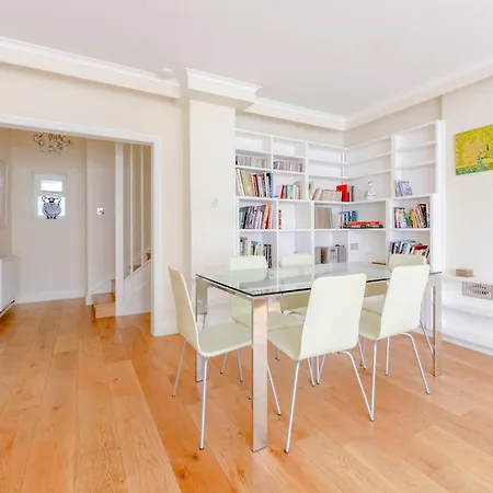 Spacious And 3 Bedroom House In Paddington