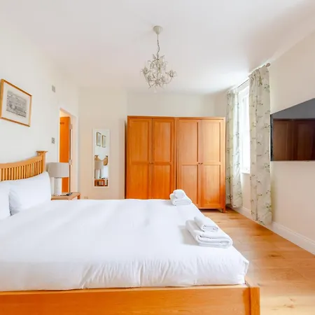 Spacious And 3 Bedroom House In Paddington Apartment