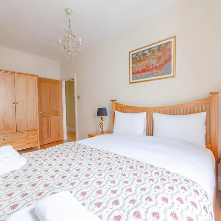 Spacious And 3 Bedroom House In Paddington *