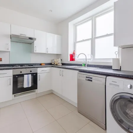 Spacious And 3 Bedroom House In Paddington Apartment