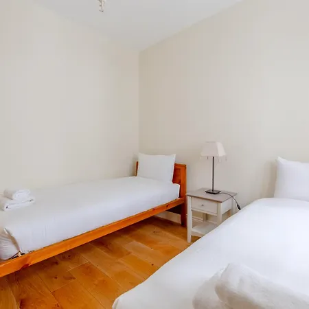 Spacious And 3 Bedroom House In Paddington Apartment London