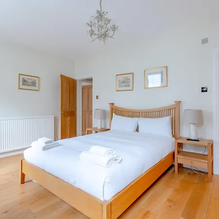 Spacious And 3 Bedroom House In Paddington London