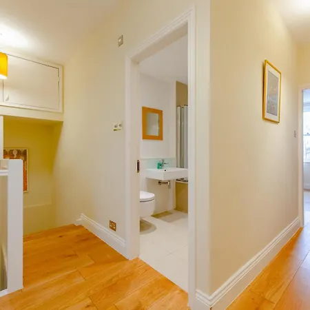 Spacious And 3 Bedroom House In Paddington