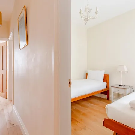 Spacious And 3 Bedroom House In Paddington Apartment *