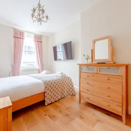 Spacious And 3 Bedroom House In Paddington *