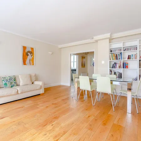 Spacious And 3 Bedroom House In Paddington