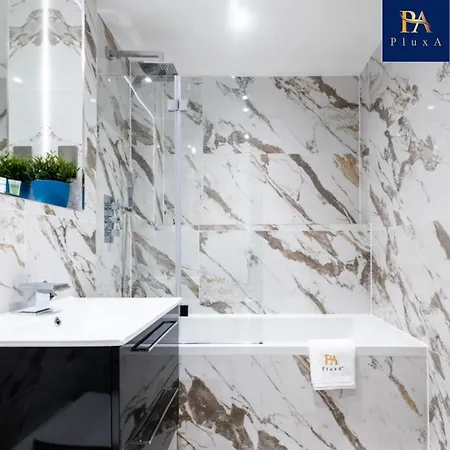 Apartment Pluxa Larimar - Spacious With Private Entrance, Workspace & Wi-fi *
