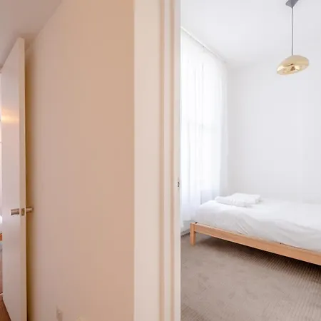 Stylish & Light Victorian 2bd Flat - Holland Park * London