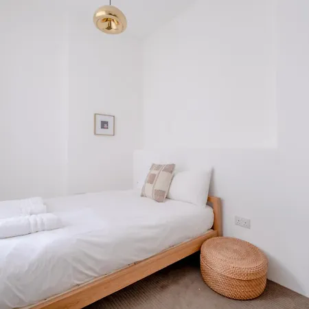 Stylish & Light Victorian 2bd Flat - Holland Park Apartment