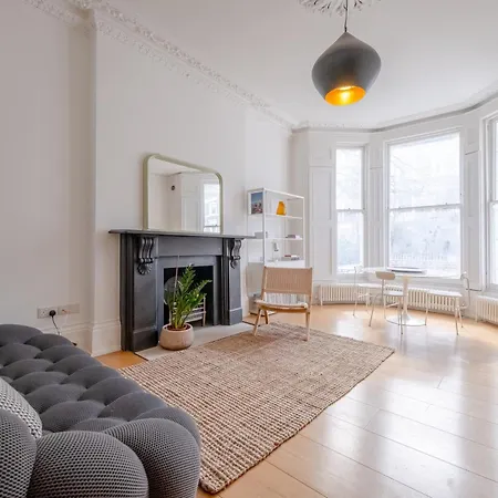 Stylish & Light Victorian 2bd Flat - Holland Park Apartment *