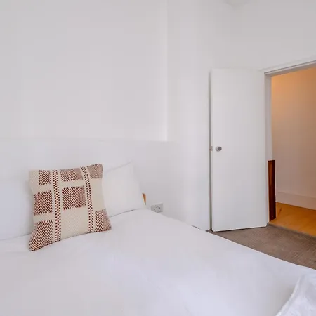 Stylish & Light Victorian 2bd Flat - Holland Park Apartment London