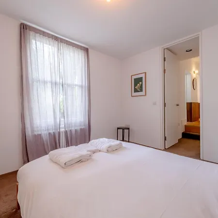Stylish & Light Victorian 2bd Flat - Holland Park *