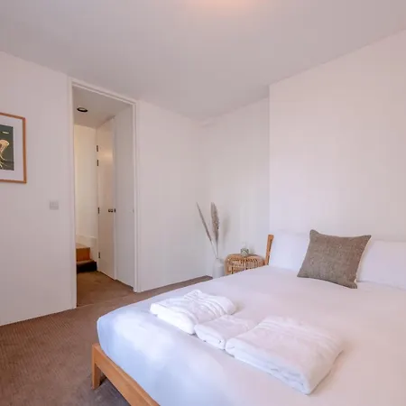 Stylish & Light Victorian 2bd Flat - Holland Park London