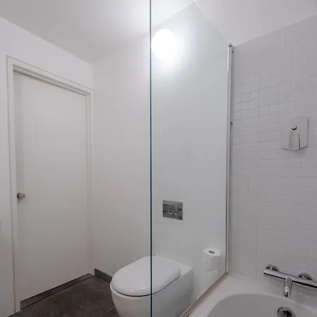 Stylish & Light Victorian 2bd Flat - Holland Park * London