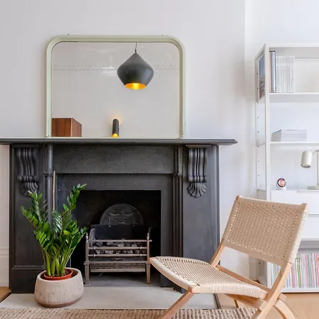 Stylish & Light Victorian 2bd Flat - Holland Park