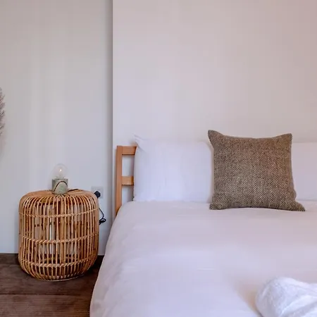 Stylish & Light Victorian 2bd Flat - Holland Park Apartment