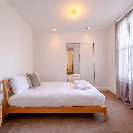 Stylish & Light Victorian 2bd Flat - Holland Park Apartment *