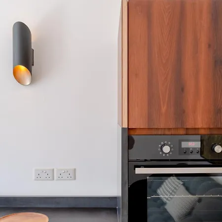Stylish & Light Victorian 2bd Flat - Holland Park *