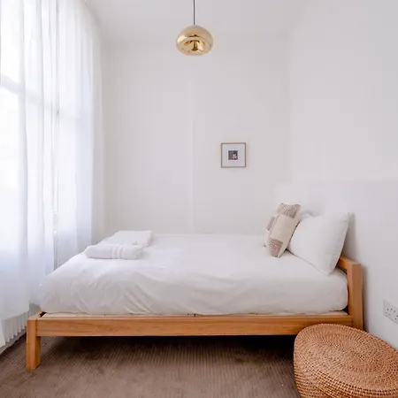 Stylish & Light Victorian 2bd Flat - Holland Park London