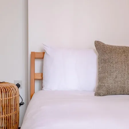 Stylish & Light Victorian 2bd Flat - Holland Park * London