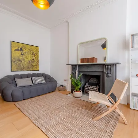 Stylish & Light Victorian 2bd Flat - Holland Park Apartment