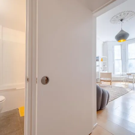 Stylish & Light Victorian 2bd Flat - Holland Park Apartment *