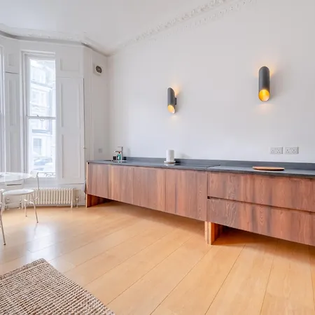 Stylish & Light Victorian 2bd Flat - Holland Park Apartment London