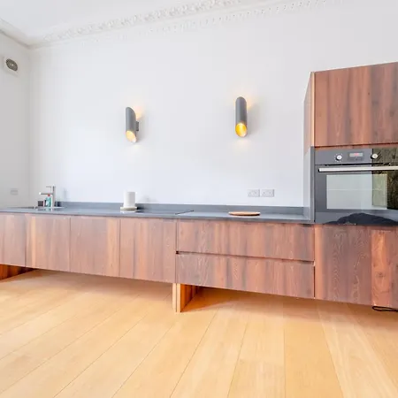 Stylish & Light Victorian 2bd Flat - Holland Park *