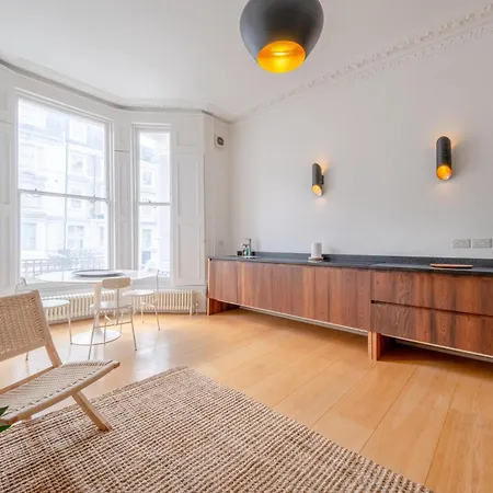 Stylish & Light Victorian 2bd Flat - Holland Park London