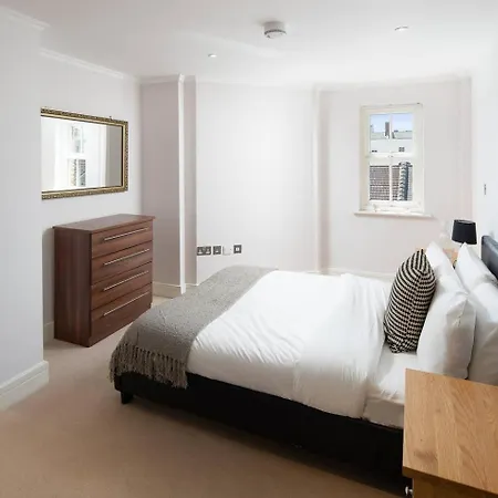 Modern Luxury Apartment, Sleeps Five, Barons Court Apartment *