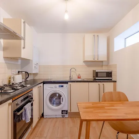 Apartment 2bd East Sleeps 7!
