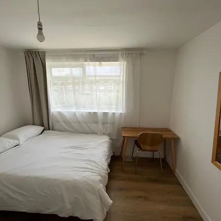 2bd East Sleeps 7! * London