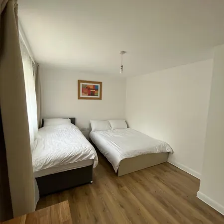 Apartment 2bd East Sleeps 7! London