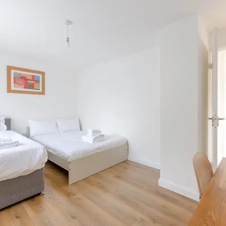 Apartment 2bd East Sleeps 7! *